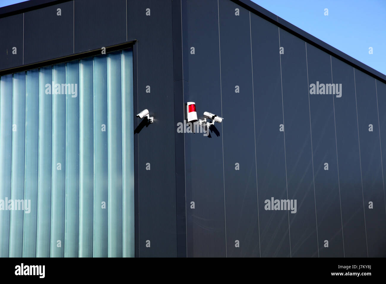 Überwachungs-Kamera auf ein Gebäude und alamanlage Stockfoto