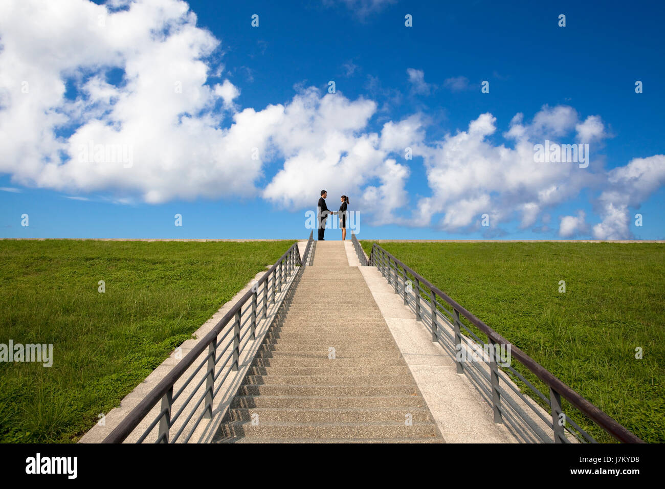 Frau Treppe Lachen Lachen Lachen Twit kichern Lächeln Lächeln lachen Stockfoto