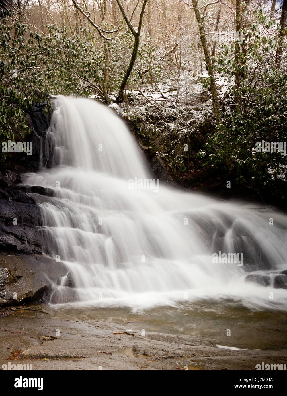 Berge zu streamen Wasserfall Lorbeer rauchigen fällt Tropfen Tropfen Tropfen sickern triefend Stockfoto