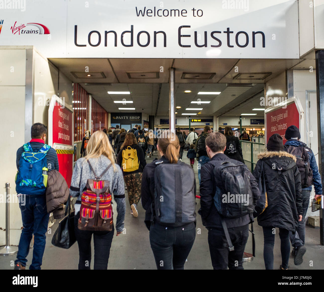 Passagiere am London Euston Station UK Stockfoto