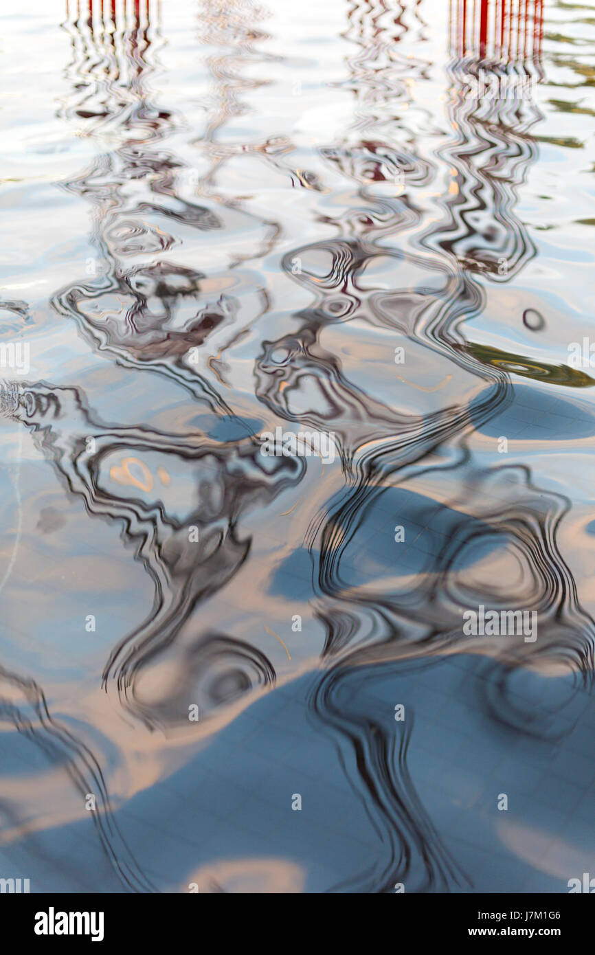 Spiegelungen im Wasser des Sees. Stockfoto