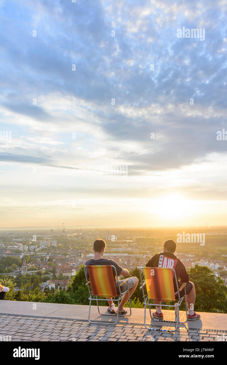 Bezirk Karlsruhe-Durlach: Blick von Terrasse des Berges Turmberg in Karlsruhe-Stadt und Vogesen (Vogesen), Menschen, Karlsruhe, Kraichgau-Stro Stockfoto