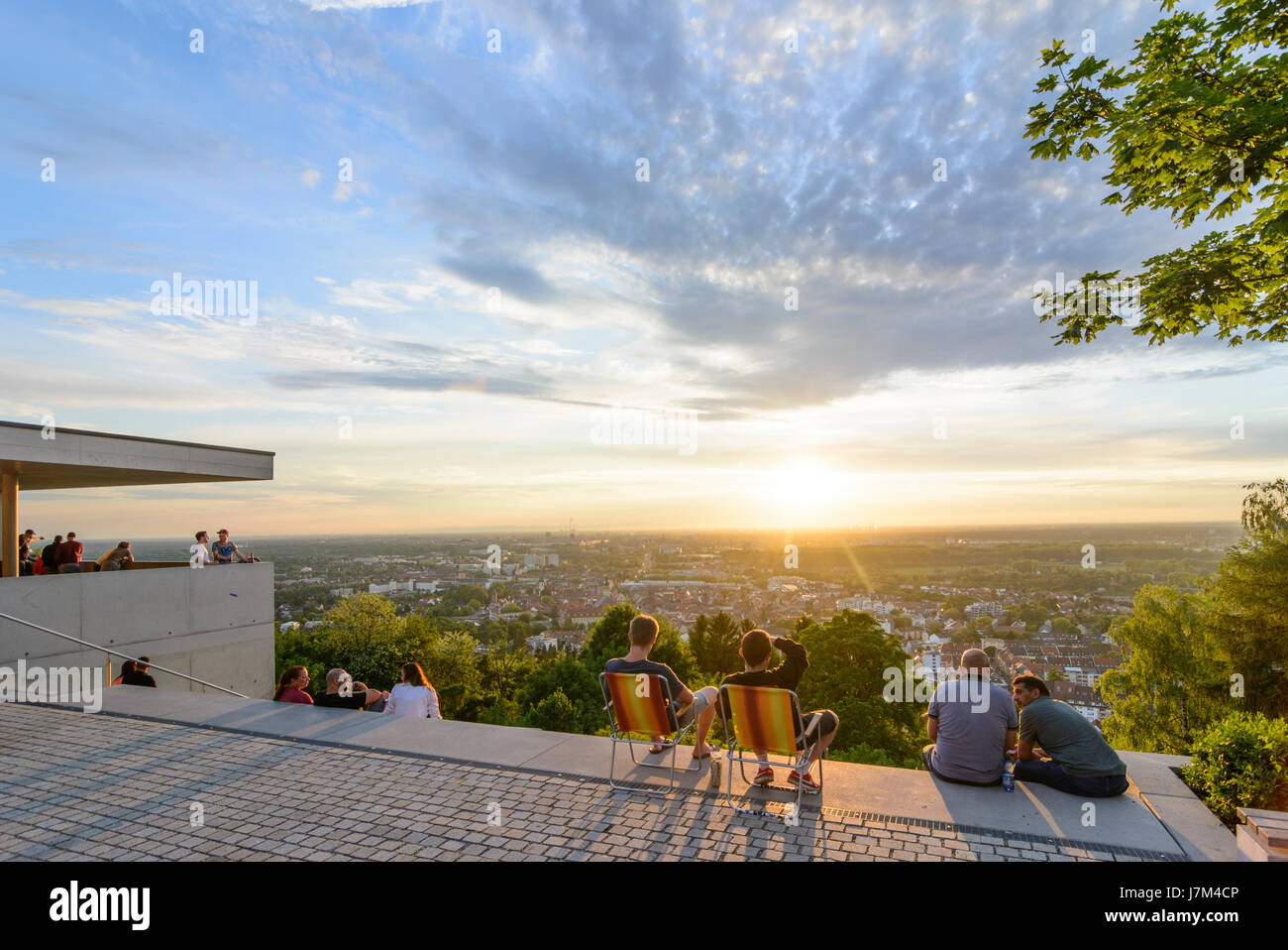 Bezirk Karlsruhe-Durlach: Blick von Terrasse des Berges Turmberg in Karlsruhe-Stadt und Vogesen (Vogesen), Menschen, Karlsruhe, Kraichgau-Stro Stockfoto