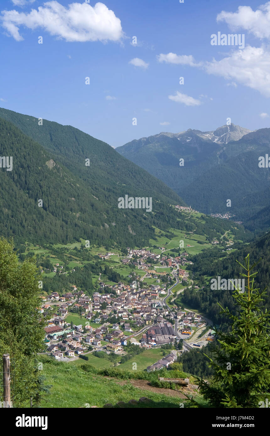 Alpen Sommer sommerlich Tal Gemeinschaft Dorf Marktstadt Berg Italien blau Stockfoto