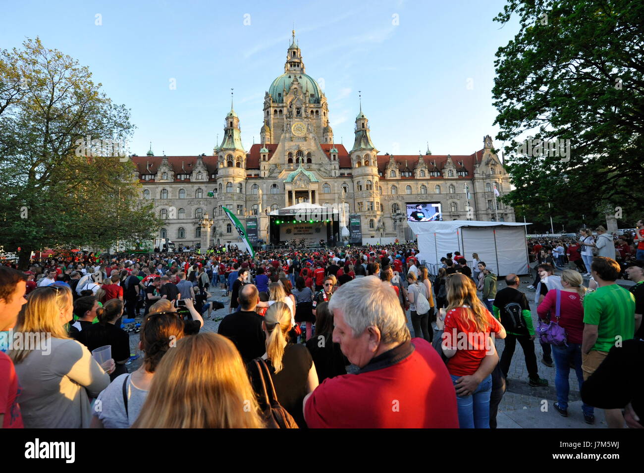 Hannover 96 startete die offizielle Aufstiegsparty am Montag auf dem Trammplatz vor den Rathaus Stockfoto