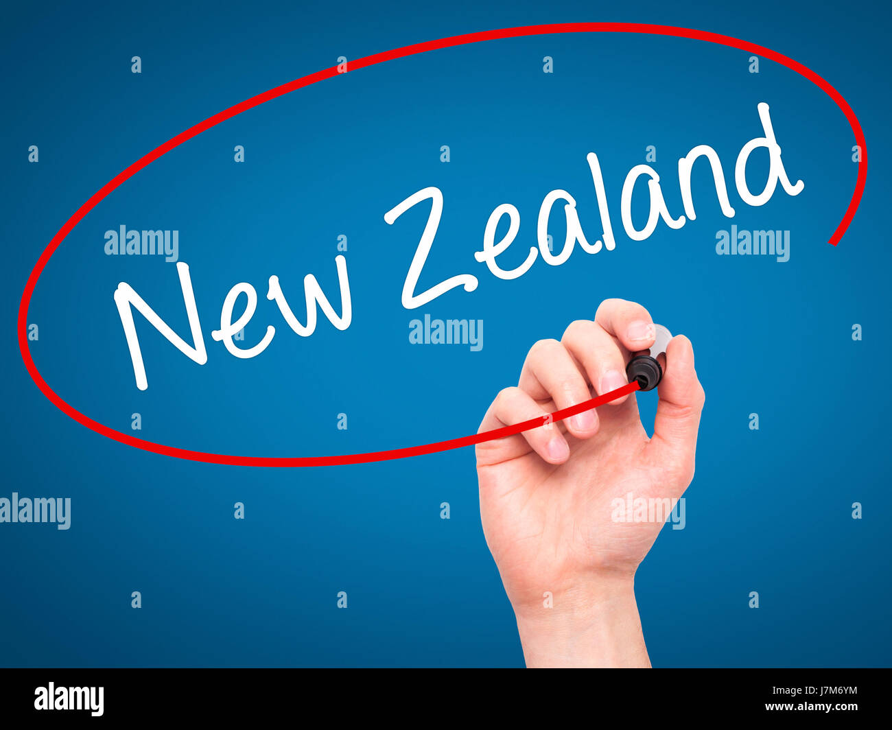 Hand des Mannes Neuseeland mit schwarzem Filzstift auf Bildschirm zu schreiben. Isoliert auf blau. Wirtschaft, Technologie, Internet-Konzept. Stock Foto Stockfoto