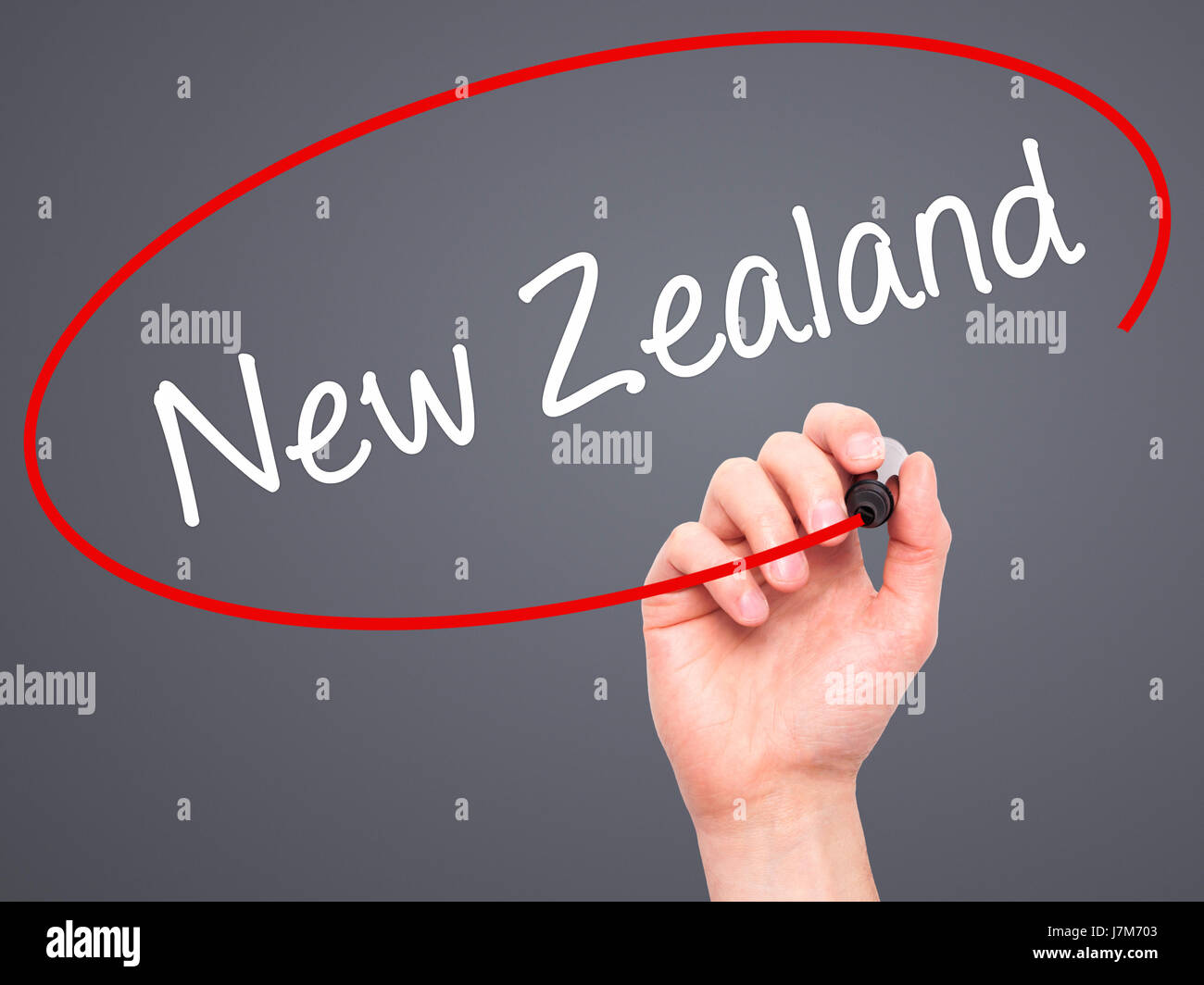 Hand des Mannes Neuseeland mit schwarzem Filzstift auf Bildschirm zu schreiben. Isoliert auf grau. Wirtschaft, Technologie, Internet-Konzept. Stock Foto Stockfoto