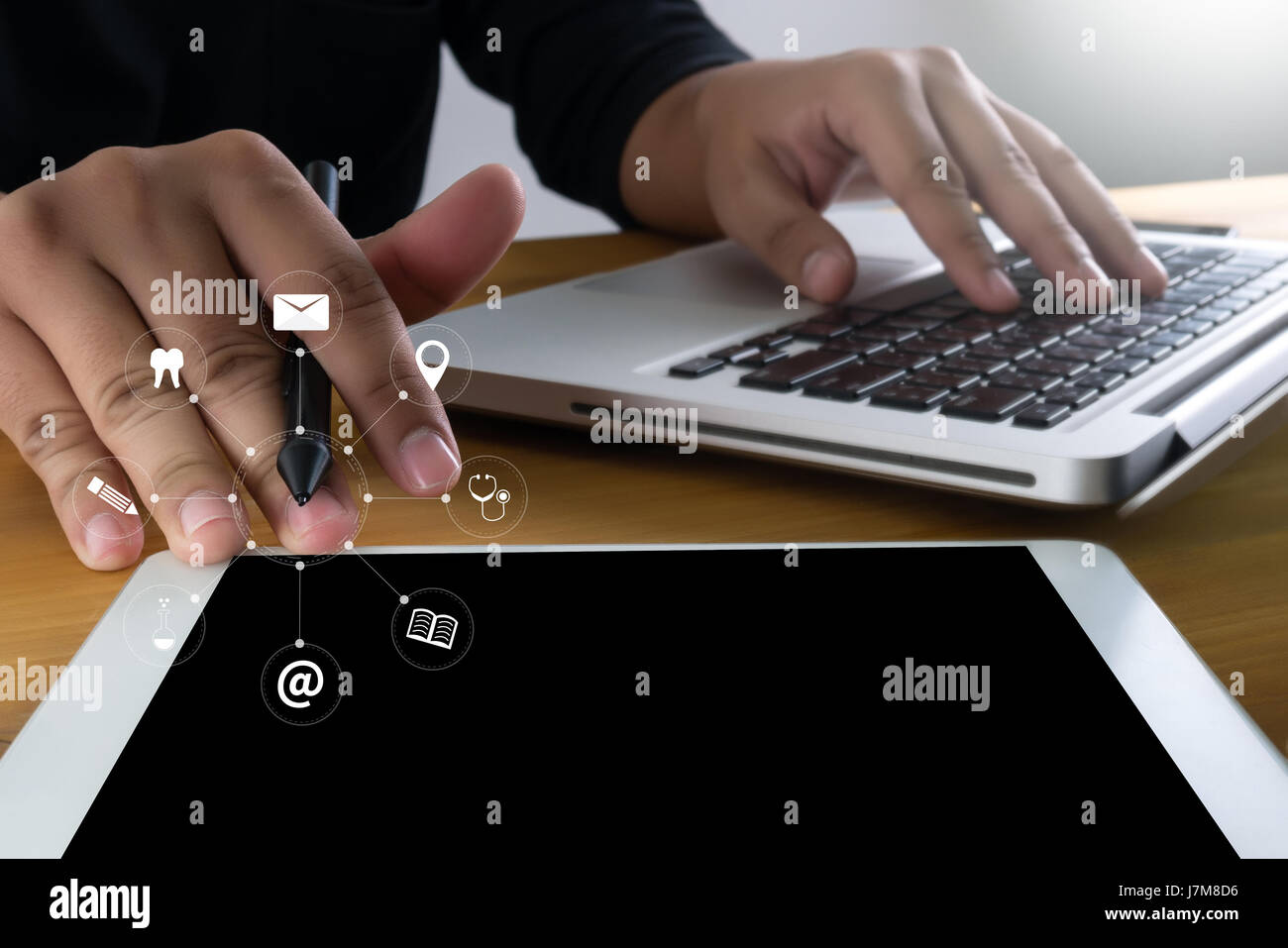 Mann sitzend Sofa verwenden Hände moderne Smartphone Tablet Stockfoto