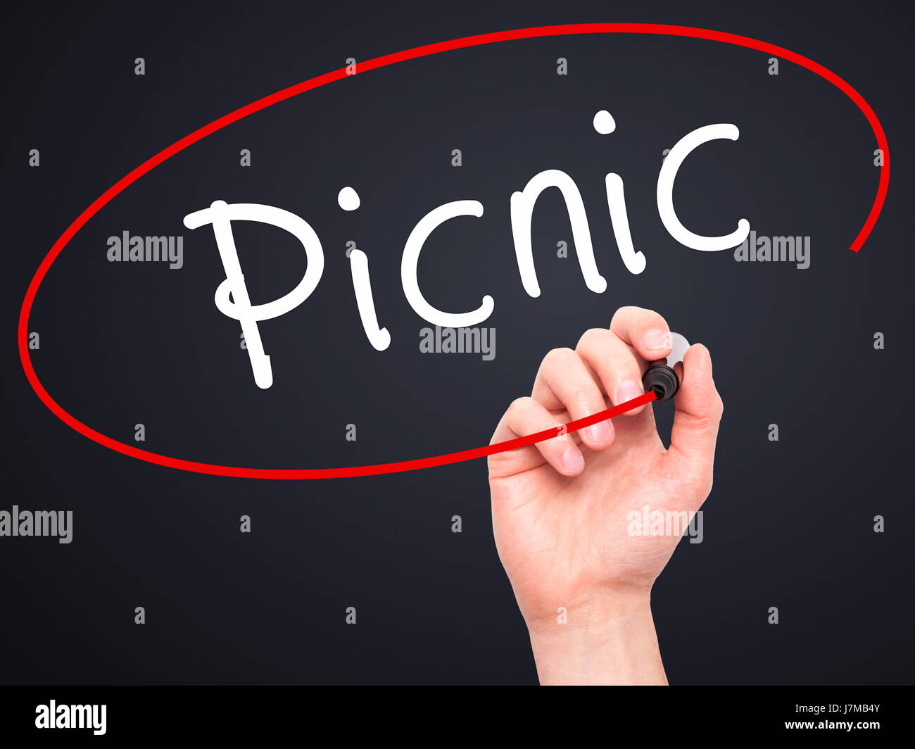 Hand des Mannes Picknick mit schwarzem Filzstift auf Bildschirm zu schreiben. Isoliert auf schwarz. Wirtschaft, Technologie, Internet-Konzept. Stock Foto Stockfoto