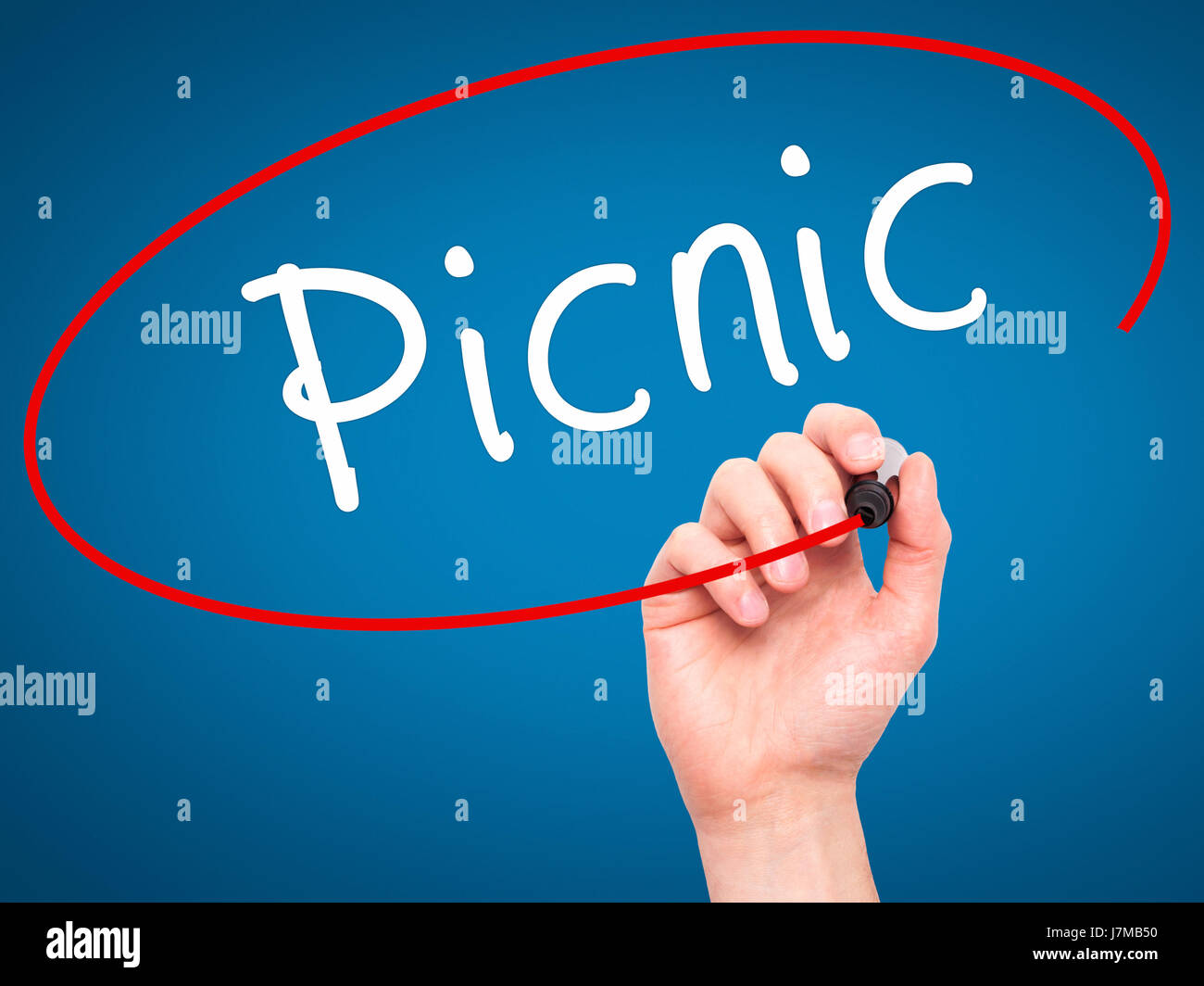 Hand des Mannes Picknick mit schwarzem Filzstift auf Bildschirm zu schreiben. Isoliert auf blau. Wirtschaft, Technologie, Internet-Konzept. Stock Foto Stockfoto