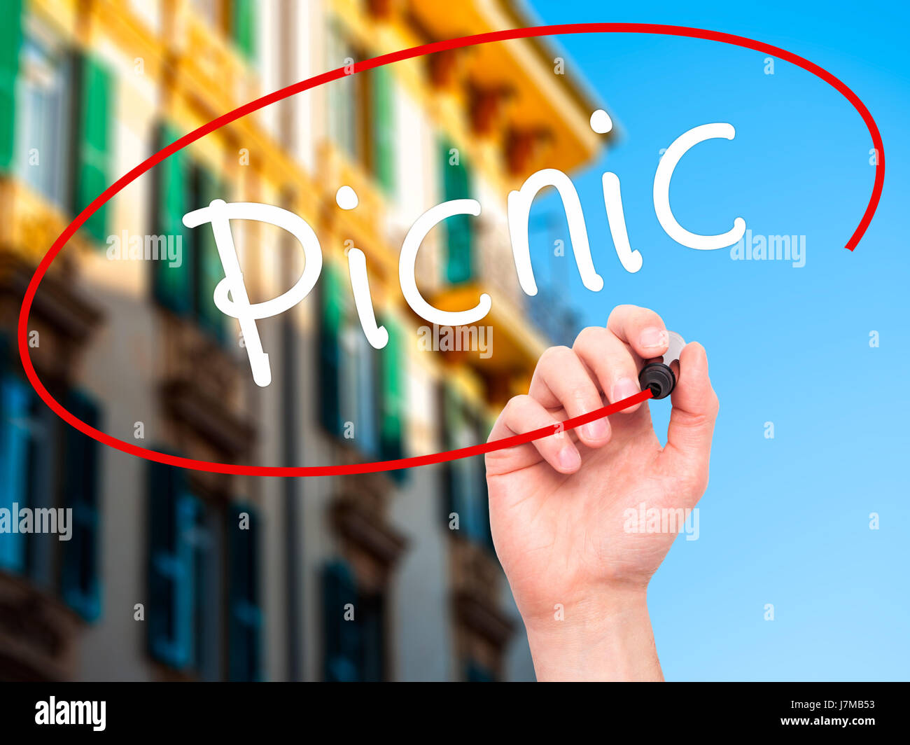 Hand des Mannes Picknick mit schwarzem Filzstift auf Bildschirm zu schreiben. Isoliert auf Stadt. Wirtschaft, Technologie, Internet-Konzept. Stock Foto Stockfoto