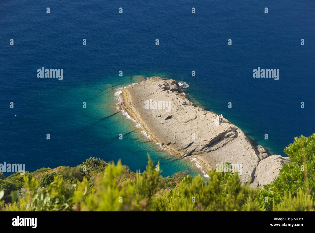 Küste Klippe Punkt Felsen Salzwasser Meer Ozean Wasser Italien blaue Reisen Urlaub Stockfoto