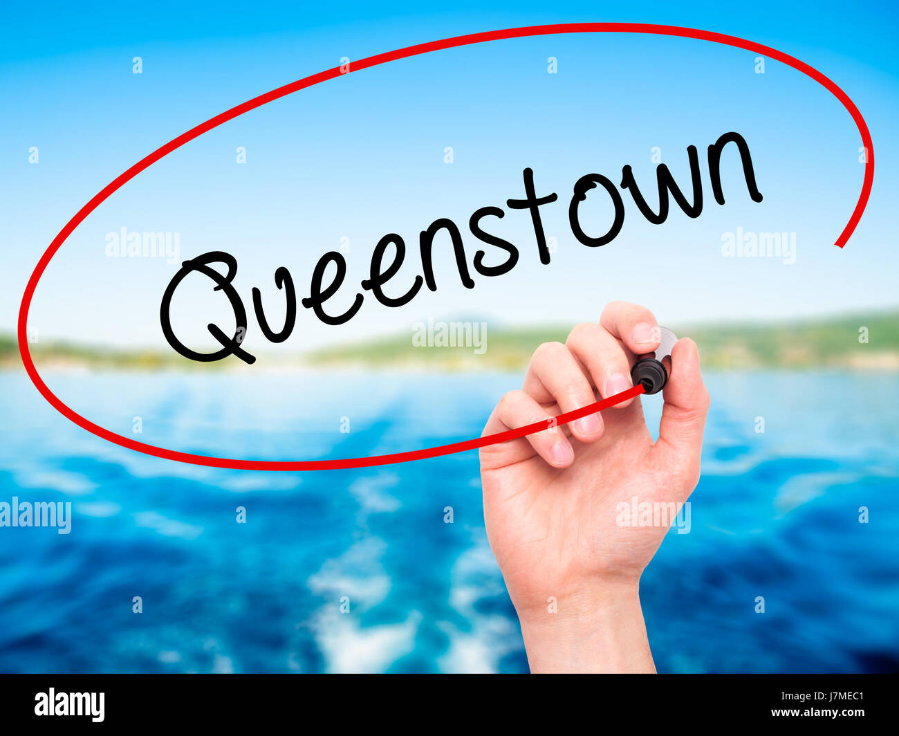 Hand des Mannes Queenstown mit schwarzem Filzstift auf Bildschirm zu schreiben. Isoliert auf Natur. Wirtschaft, Technologie, Internet-Konzept. Stock Foto Stockfoto