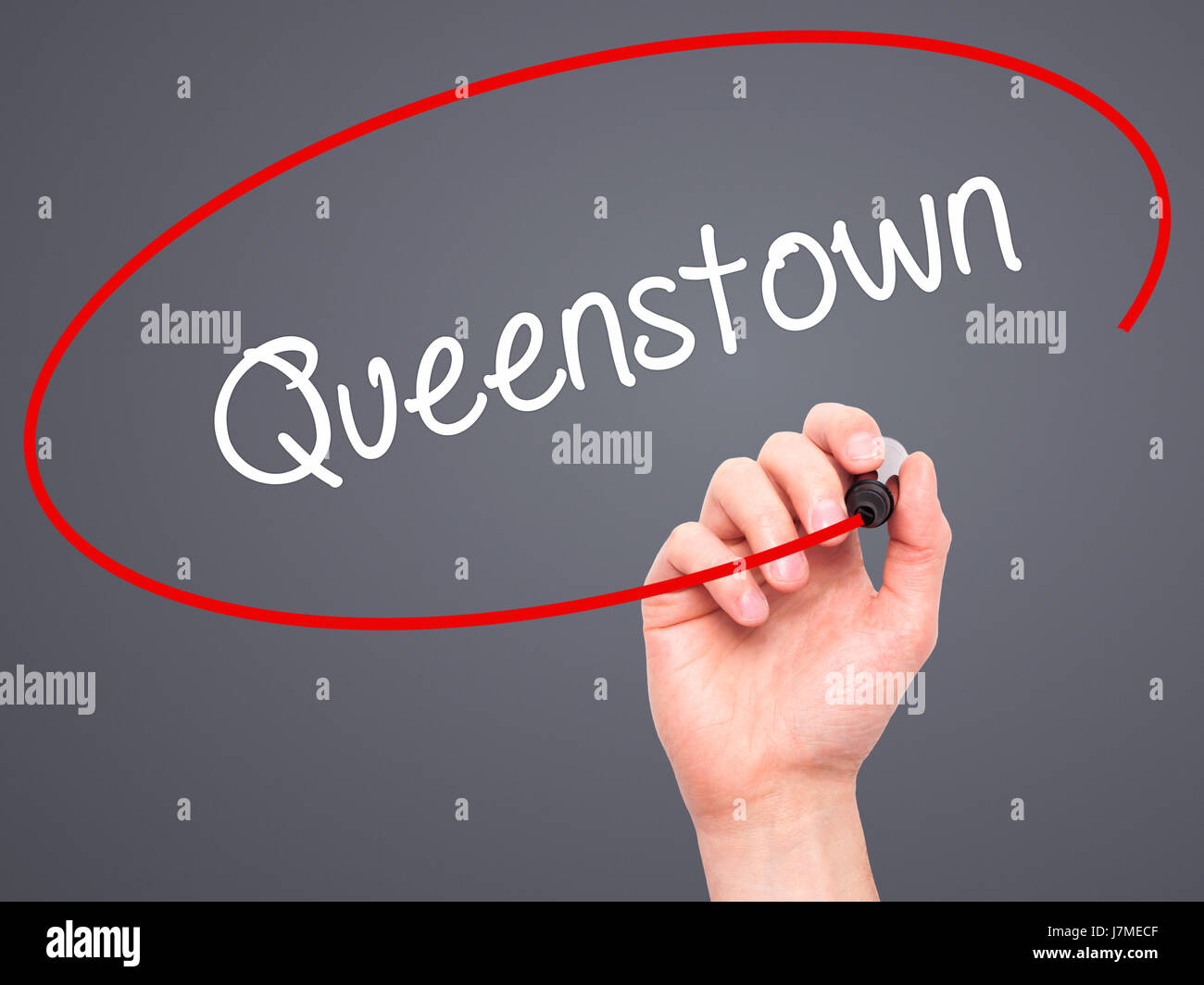 Hand des Mannes Queenstown mit schwarzem Filzstift auf Bildschirm zu schreiben. Isoliert auf grau. Wirtschaft, Technologie, Internet-Konzept. Stock Foto Stockfoto