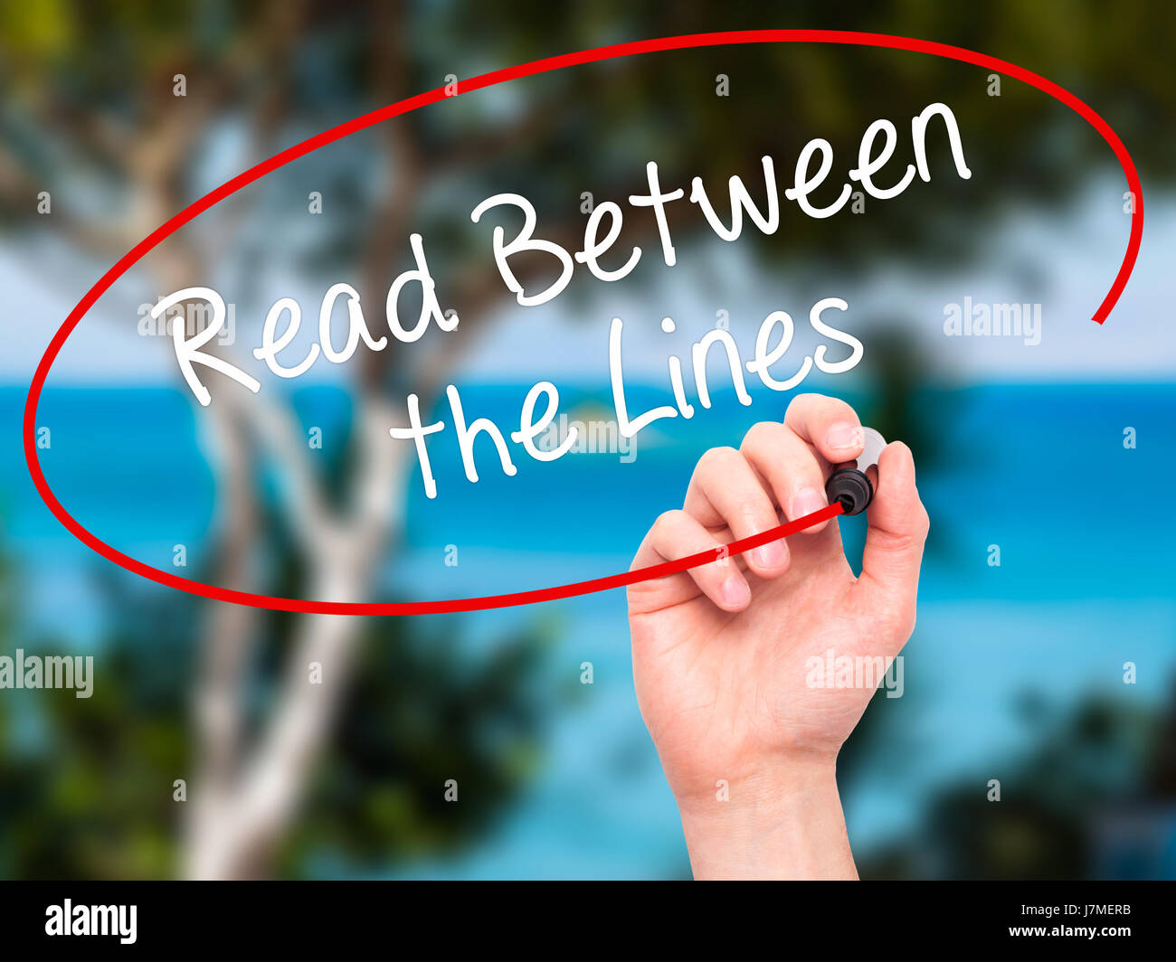 Hand des Mannes Read Between the Lines mit schwarzem Filzstift auf Bildschirm zu schreiben. Isoliert auf Natur. Wirtschaft, Technologie, Internet-Konzept. Stock Foto Stockfoto