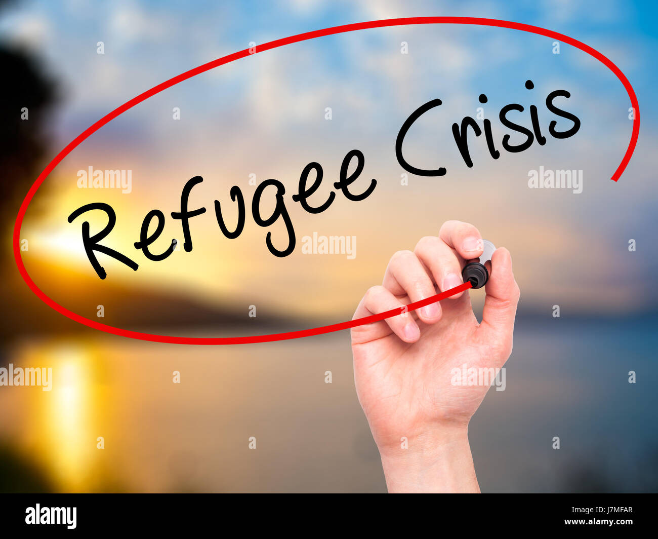 Hand des Mannes Flüchtlingskrise mit schwarzem Filzstift auf Bildschirm zu schreiben. Auf Hintergrund isoliert. Wirtschaft, Technologie, Internet-Konzept. Stock Foto Stockfoto
