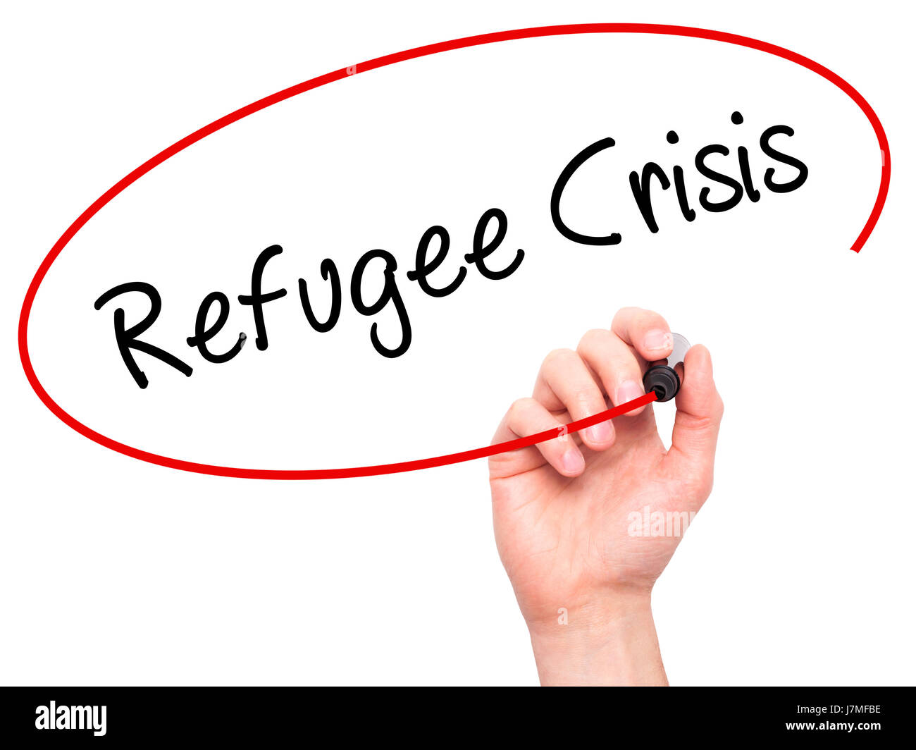 Hand des Mannes Flüchtlingskrise mit schwarzem Filzstift auf Bildschirm zu schreiben. Auf Hintergrund isoliert. Wirtschaft, Technologie, Internet-Konzept. Stock Foto Stockfoto