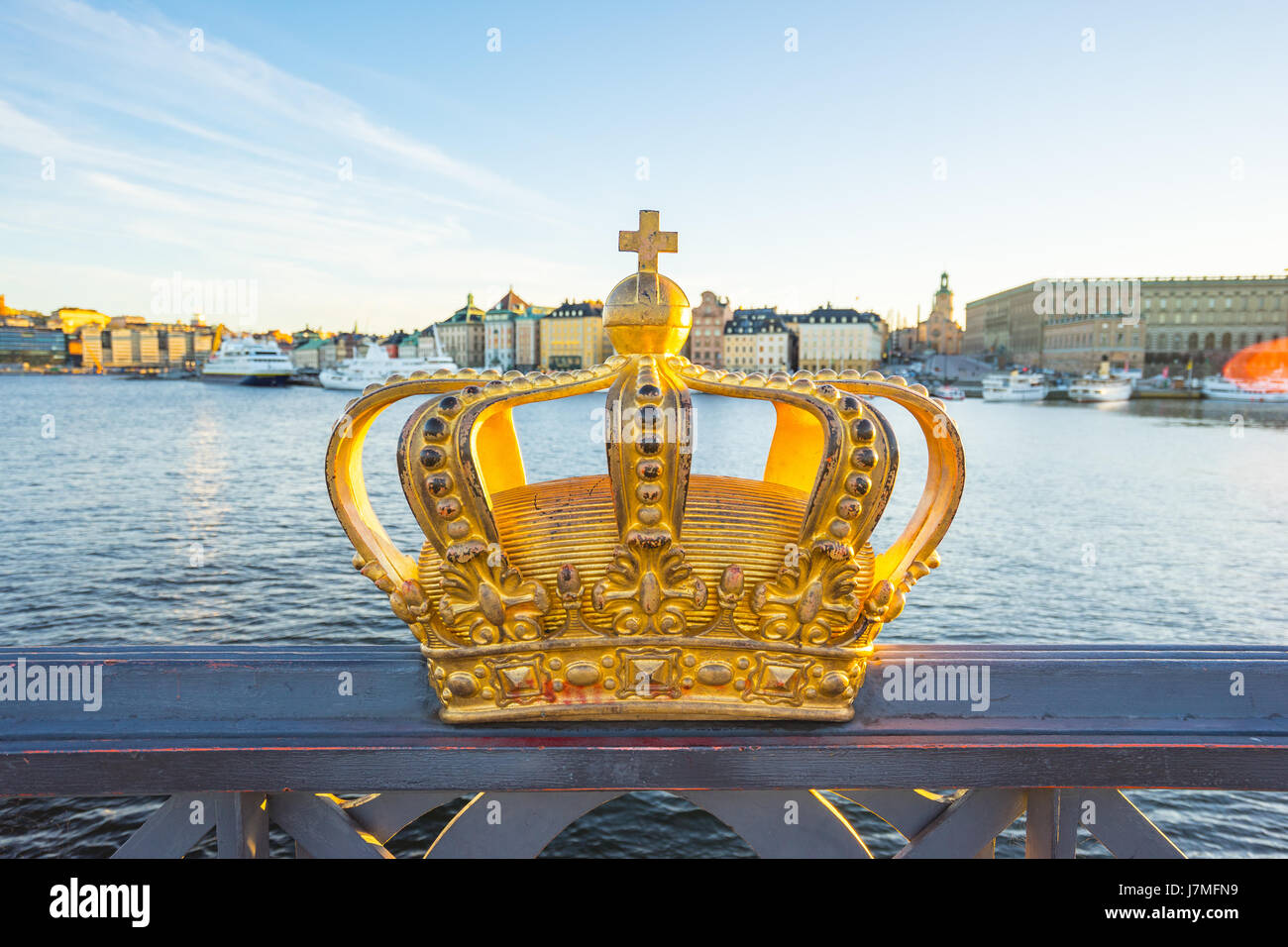 Goldene Krone auf Skeppsholmen Brücke in der Stadt Stockholm, Schweden. Stockfoto