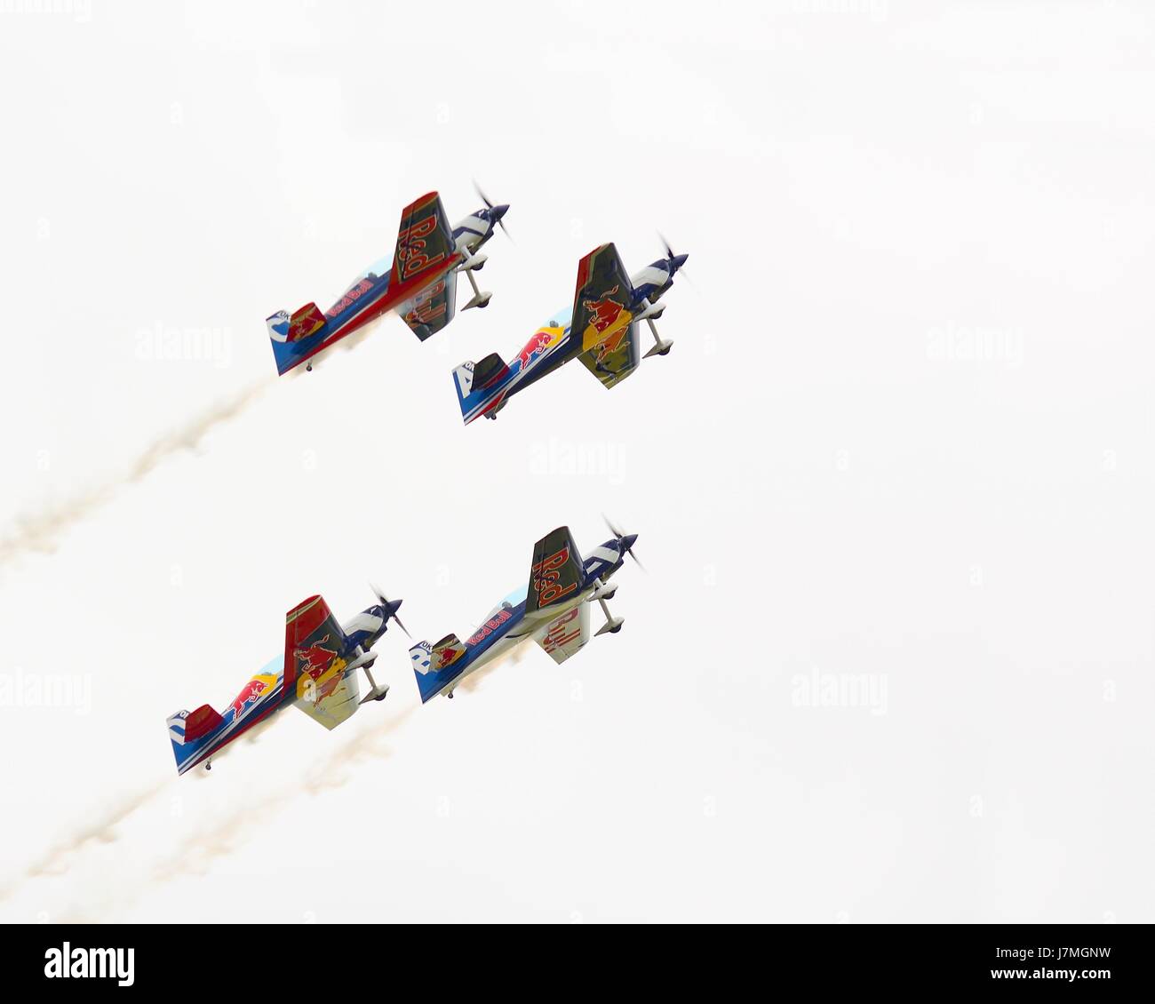 CASLAV, Tschechische Republik - 20. Mai 2017: Flying Bulls Aerobatics Team mit ExtremeAir XA42 Flugzeuge zeigt seine Leistung beim Tag der offenen Tür bei Tactica Stockfoto