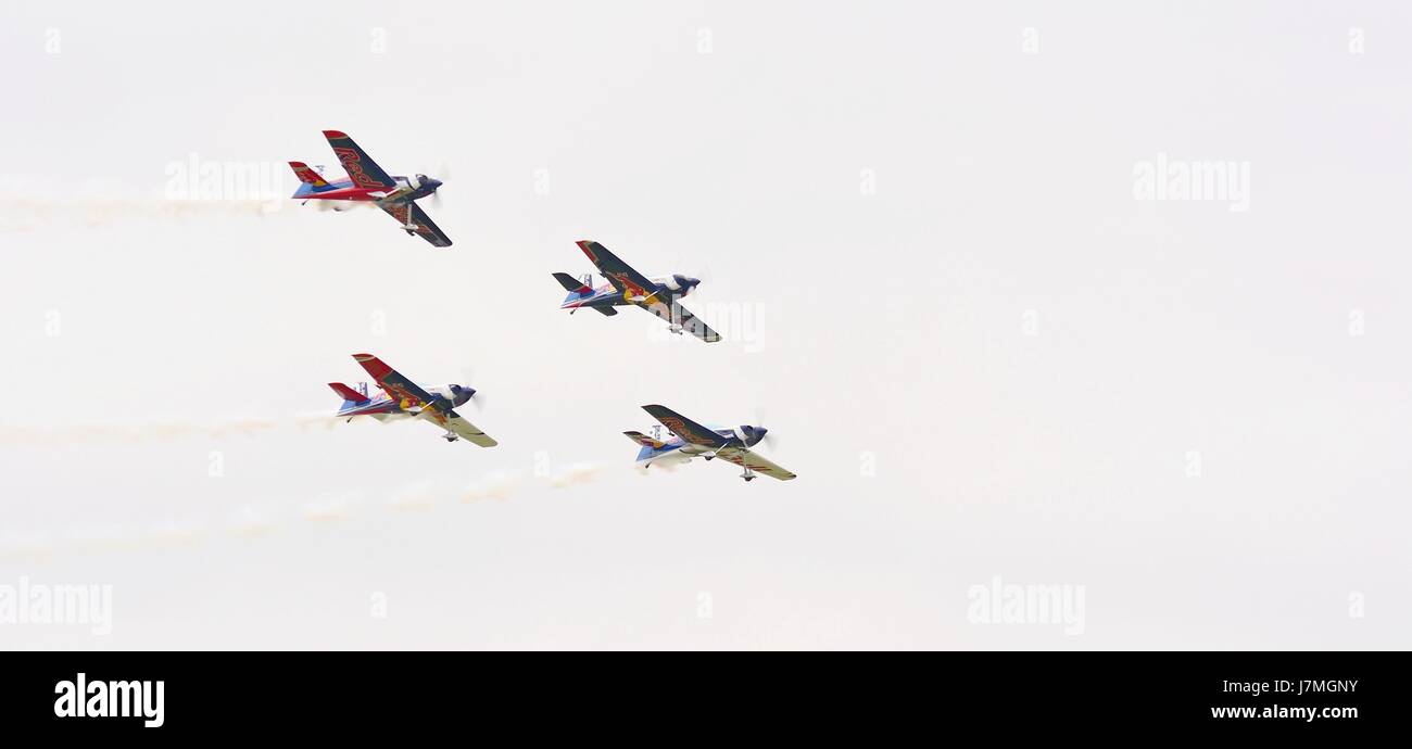 CASLAV, Tschechische Republik - 20. Mai 2017: Flying Bulls Aerobatics Team mit ExtremeAir XA42 Flugzeuge zeigt seine Leistung beim Tag der offenen Tür bei Tactica Stockfoto