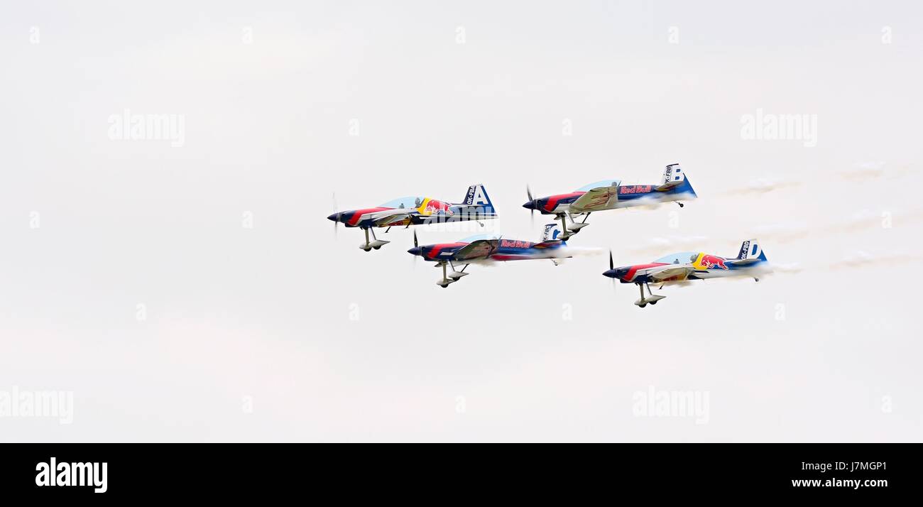 CASLAV, Tschechische Republik - 20. Mai 2017: Flying Bulls Aerobatics Team mit ExtremeAir XA42 Flugzeuge zeigt seine Leistung beim Tag der offenen Tür bei Tactica Stockfoto