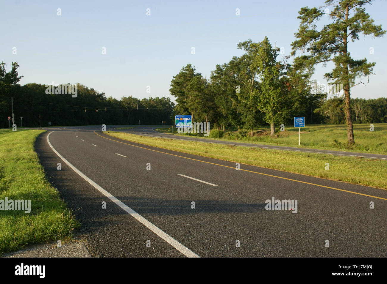 Die Route 27, die die Staatsgrenze zwischen Florida und Georgia bildet, ist eine wichtige Autobahnverbindung zwischen den beiden bundesstaaten und erleichtert den regionalen Verkehr und den Handel. Stockfoto