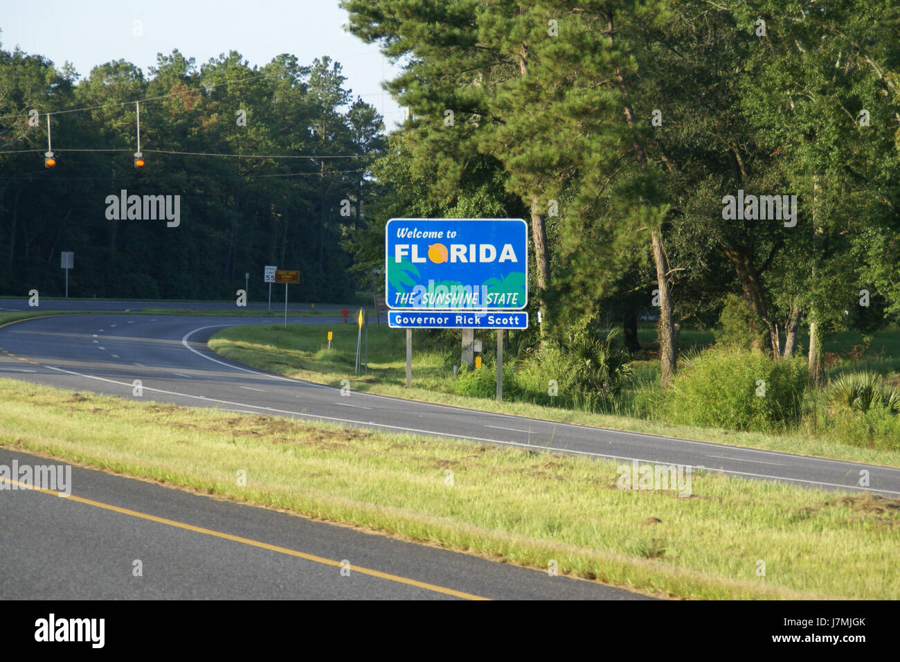 Dieses Bild zeigt wahrscheinlich eine Szene entlang der Grenze zwischen Florida und Georgia, insbesondere entlang der Route 2765. Diese große Autobahnkreuzung bildet eine wichtige geografische Grenze zwischen den bundesstaaten und spielt eine Rolle für den regionalen Transport und die Anbindung. Stockfoto