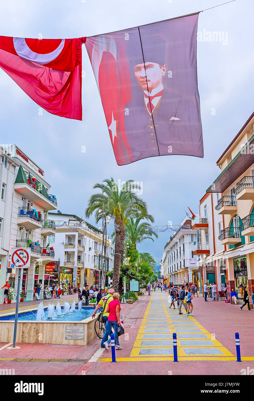 Kemer, Türkei - 5. Mai 2017: Die Innenstadt dekoriert mit türkischen Fahnen und Portraits von Atatürk, am 5. Mai in Kemer. Stockfoto