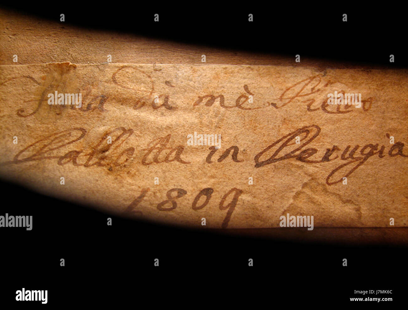 "1988 024 en" bezieht sich auf ein bestimmtes Element oder Dokument, das in einer Sammlung oder Datenbank mit dem Code "1988 024" gekennzeichnet ist, wobei "en" möglicherweise die Sprache (Englisch) oder das Land (England) angibt. Stockfoto