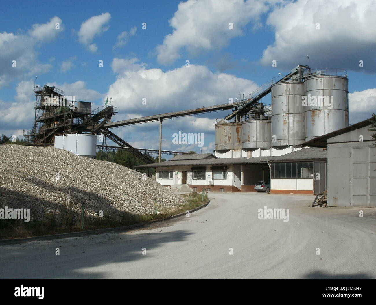 Dieses Bild zeigt eine Ansicht des Kieswerks Kronau, einer Kiesabbauanlage in Kronau, Deutschland. Das Datum 2011 markiert einen bestimmten Zeitraum in der Tätigkeit der facilityâ, was die Rolle der industryâ bei der Rohstoffgewinnung unterstreicht. Stockfoto