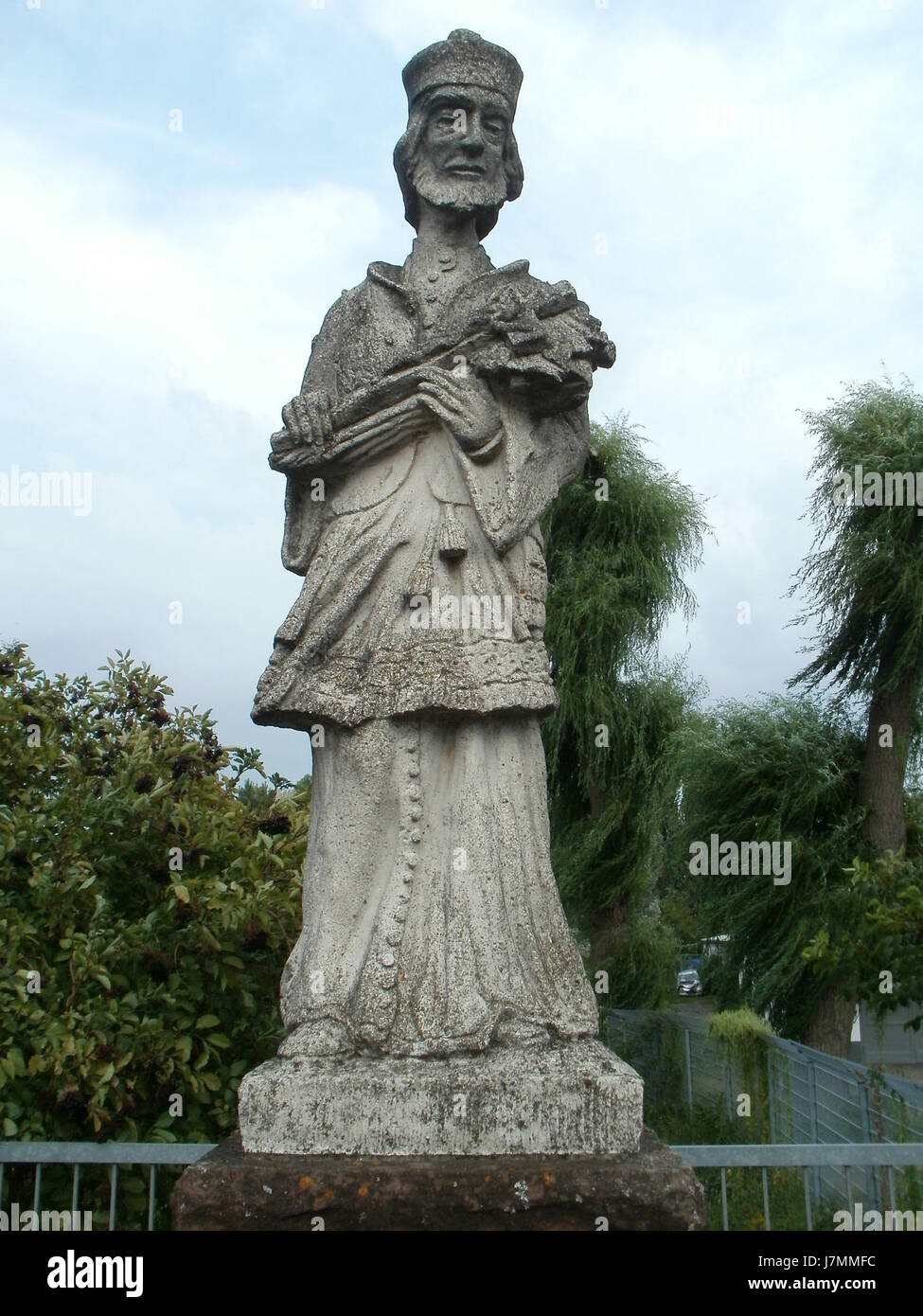 Eine Statue des Heiligen Johannes Nepomuk in Rheinhausen, Deutschland, zum Gedenken an das Leben und Erbe des heiligen. Nepomuk ist bekannt für seine Rolle als Märtyrer und seine Verbindung mit Wasser und Geständnis. Stockfoto