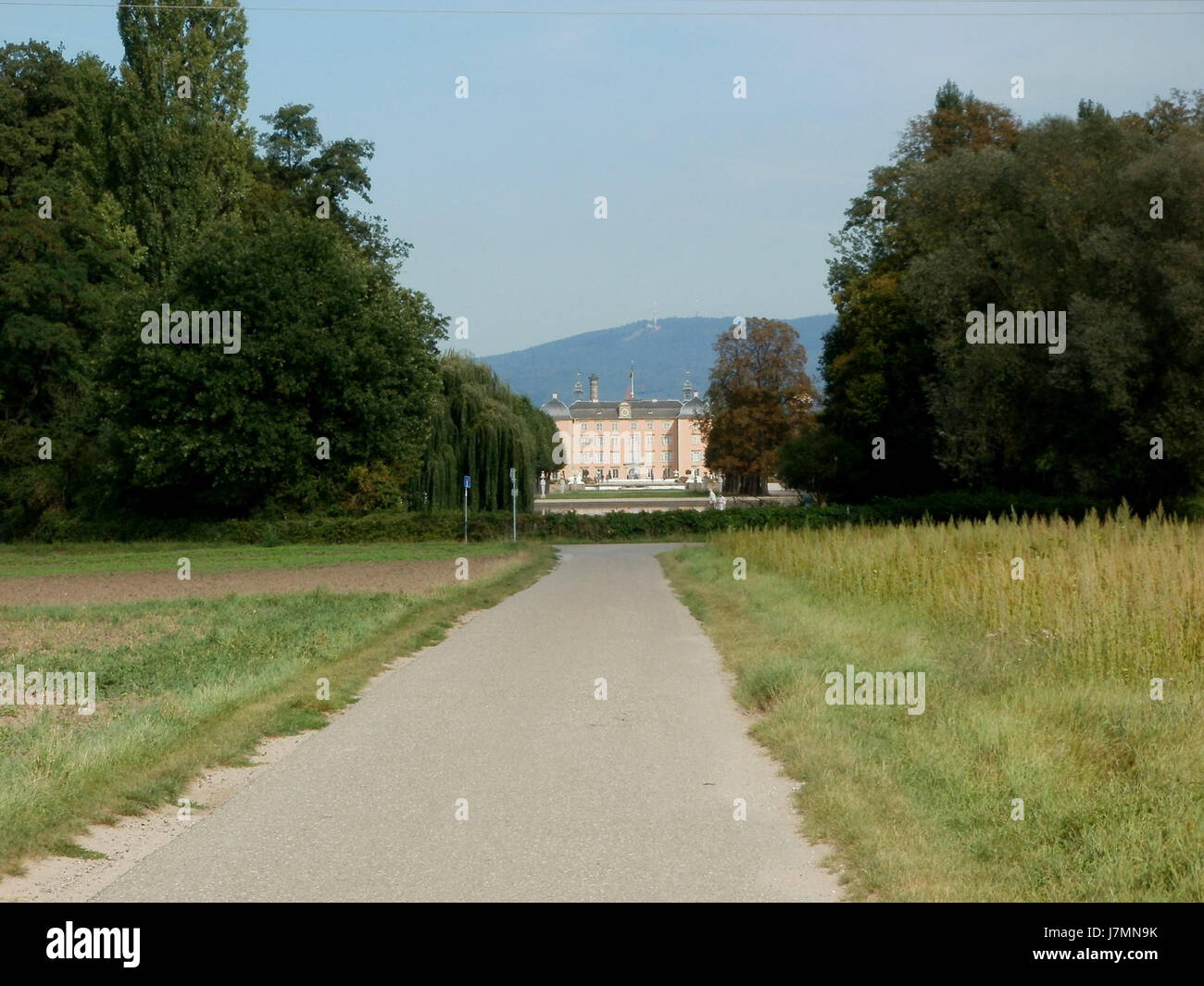 Die Schlossachse Schwetzingen bezieht sich auf die große Achse des Schlossgartens Schwetzingen in Deutschland, ein zentrales Merkmal der barocken Landschaftsgestaltung, die das Schloss mit dem umliegenden Park und Garten verbinden soll. Stockfoto