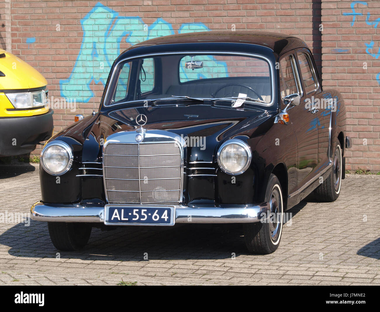 Der Mercedes Benz 180C von 1962 ist eine klassische Limousine, die für ihre Ingenieurskunst und ihren Luxus bekannt ist. Mit seinem stromlinienförmigen Design und den fortschrittlichen Funktionen seiner Zeit ist er ein bemerkenswertes Modell der Mercedes-Benz-Produktpalette, das ein komfortables und zuverlässiges Fahrerlebnis bietet. Stockfoto