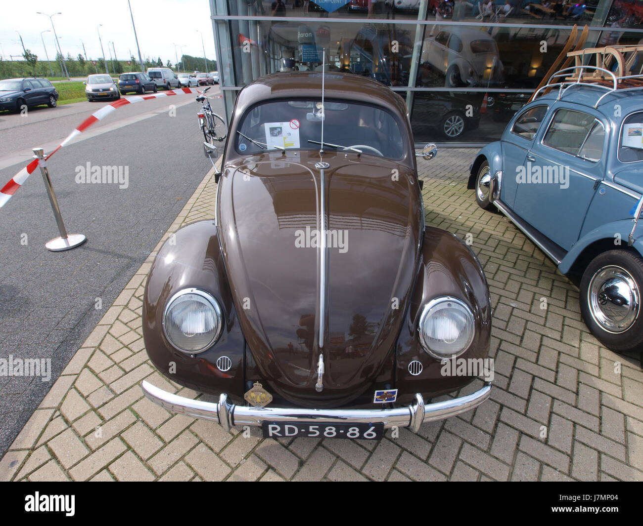 Dieses Bild zeigt einen 1949er Volkswagen, ein klassisches Modell, das die frühe Nachkriegszeit für die berühmte deutsche Automobilmarke markiert. Bekannt für seine unverwechselbare Form und sein robustes Design, spielte dieses Fahrzeug eine wichtige Rolle in der Automobilgeschichte. Stockfoto