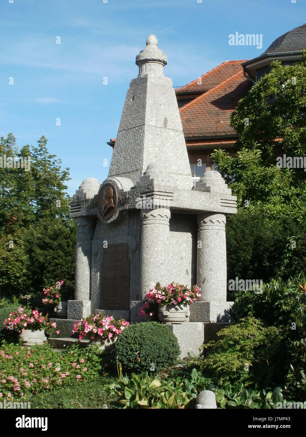 Das Kriegerdenkmal Brühl2 20110910 ist eine Gedenkstätte in BrÃ¼hl, Deutschland, die den im Krieg verstorbenen Soldaten gewidmet ist. Das Denkmal erinnert an die Opfer und den Dienst der Soldaten und spiegelt die historische und emotionale Bedeutung der Kriegsdenkmäler in Deutschland wider. Stockfoto
