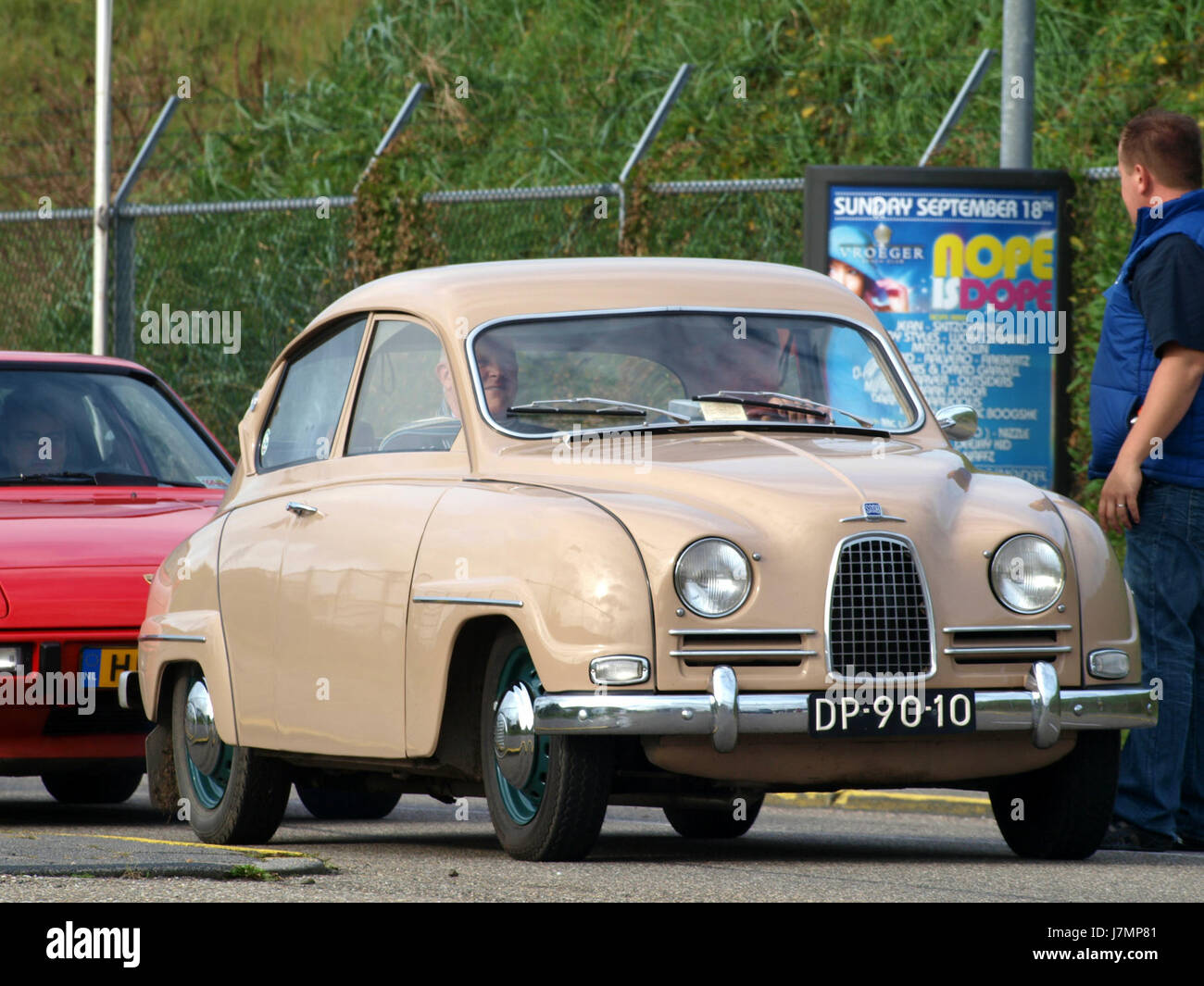Der 1960 Saab 96 ist ein Kompaktwagen des schwedischen Herstellers Saab. Bekannt für sein einzigartiges Design und seine Langlebigkeit, wurde es in den 1960er Jahren in Europa zu einer beliebten Wahl Das Modell verfügt über eine zweitürige Coupé-Karosserie und wurde von einem Zweitaktmotor angetrieben, was einen wichtigen Meilenstein in der Automobiltechnik seiner Zeit darstellt. Stockfoto