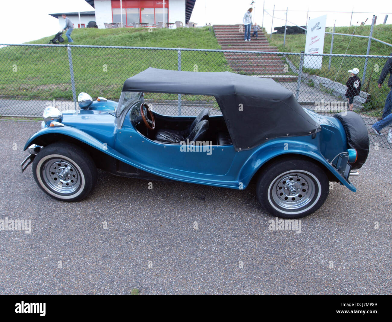 Dieser Volkswagen Buggy 1969 ist ein Oldtimer-Geländefahrzeug, das für sein einzigartiges Design und seine Vielseitigkeit beliebt ist. Es spiegelt den Aufstieg der Dünen-Buggys in den 1960er und 1970er Jahren der amerikanischen Automobilkultur wider. Stockfoto