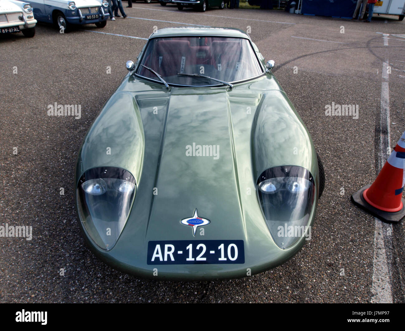 Der 1968 Marcos 1600 ist ein seltener, kompakter Sportwagen von Marcos Engineering. Bekannt für sein Glasfasergehäuse und sein innovatives Design, wurde es berühmt für seine leichte Konstruktion und seine Hochleistungsfähigkeit. Das einzigartige Design und die Technik des Fahrzeugs waren seiner Zeit voraus und machten es zu einem Klassiker für die Sammlerstücke unter Autoliebhabern. Stockfoto