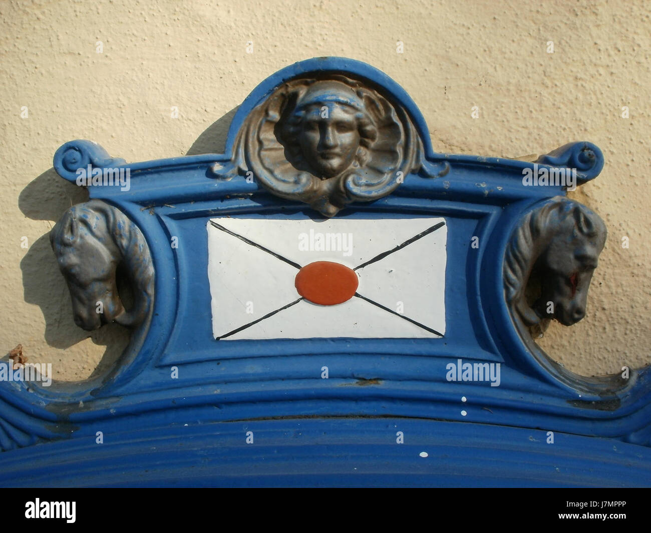 Dieses Bild zeigt einen Briefkasten in Rheinhausen, einer Stadt in Deutschland, der wahrscheinlich lokale Architektur und Postdienste widerspiegelt. Stockfoto