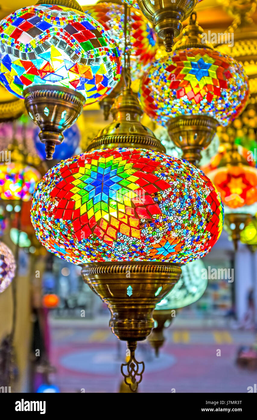 Kemer, Türkei - 5. Mai 2017: Die bunten 1001 Lichter in türkischen Beleuchtung Shop mit Souvenirs und Geschenke, am 5. Mai in Kemer. Stockfoto