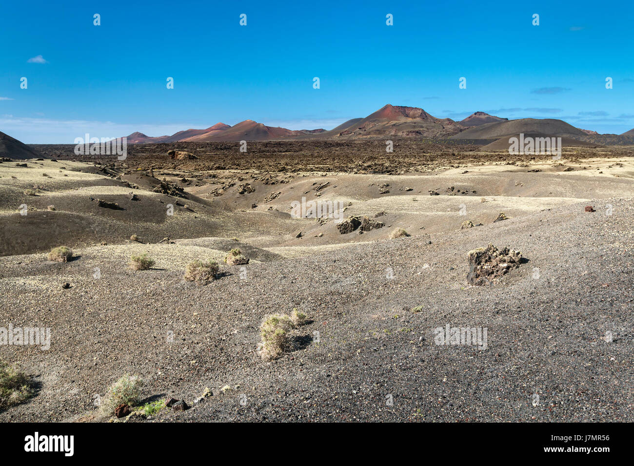 Lava und Krater Landschaft des Timanfaya in Lanzarote, Spanien mit blauem Himmel. Stockfoto