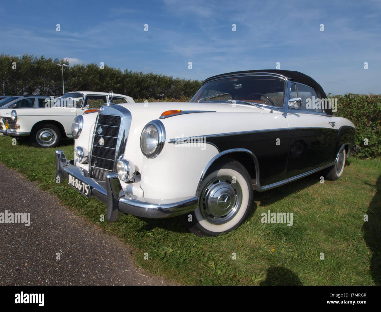 Dies ist ein Foto des 1958er Mercedes Benz 220S, einer klassischen Luxuslimousine, die Fahrzeugdesign und -Technik aus den späten 1950er Jahren hervorhebt Stockfoto