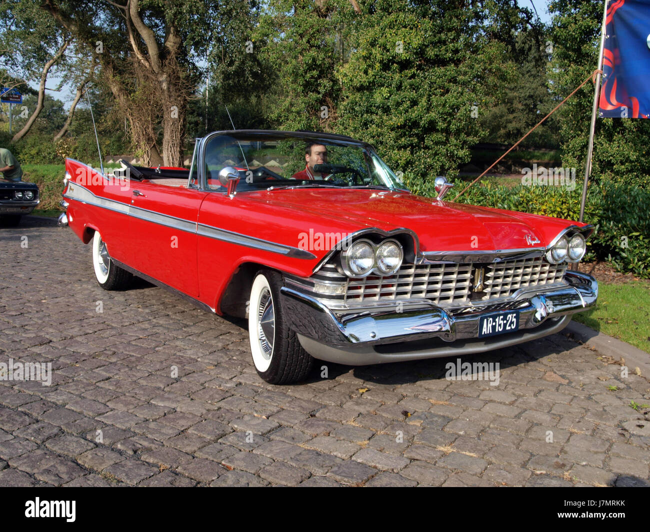 Der 1959 Plymouth Sport Fury ist ein amerikanischer Klassiker, der für sein stilvolles Design und seine starke Leistung bekannt ist. Dieses Bild zeigt die Besonderheiten des Fahrzeugs, darunter die Heckflossen und die Chromdetails, die in den späten 1950er Jahren beliebt waren Stockfoto