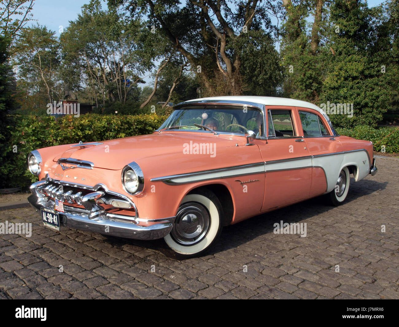 Der 1955 DeSoto Firedome ist ein amerikanischer Klassiker, der für seinen innovativen Hemi-Motor bekannt ist, den Firedome, der neue Maßstäbe in der Automobiltechnik setzt. Der Wagen war ein Symbol für amerikanischen Luxus der Nachkriegszeit, der Stil und Leistung vereint. Dieses Bild unterstreicht das unverwechselbare Design und die leistungsstarken Funktionen, die den DeSoto Firedome zu einem legendären Fahrzeug dieser Zeit gemacht haben. Stockfoto