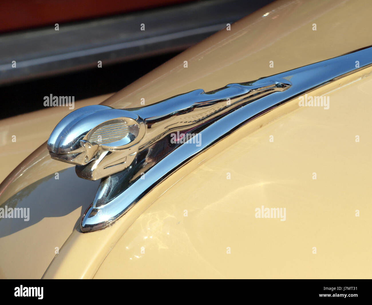 Dieses Foto zeigt ein 1948er Dodge Custom Club Coupé, das das klassische Design und den Stil amerikanischer Nachkriegswagen zeigt. Das Dodge Custom Club Coupé ist bekannt für seine glatten Linien, Chromdetails und die unverwechselbare Vintage-Ästhetik. Stockfoto