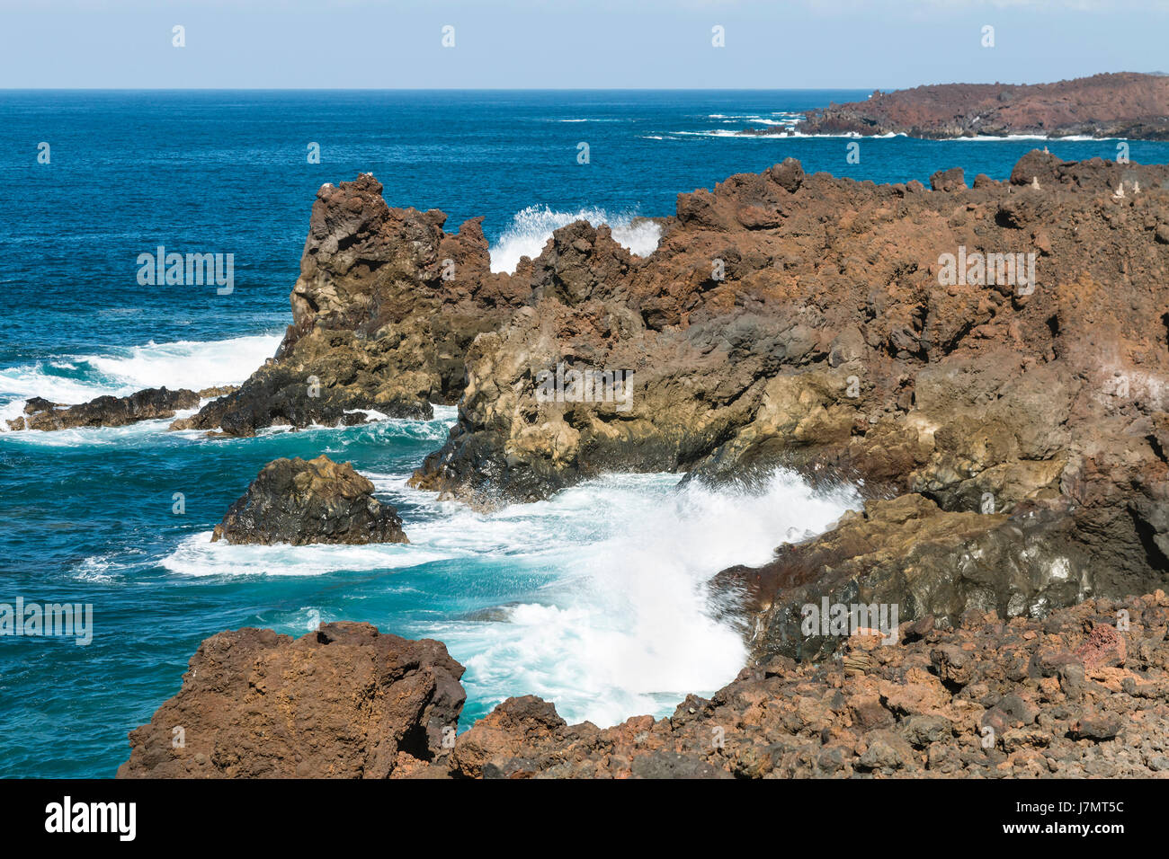 Los Hervideros Felsen mit plätschernden Wellen in der Nähe von El Golfo in Lanzarote, Spanien. Stockfoto