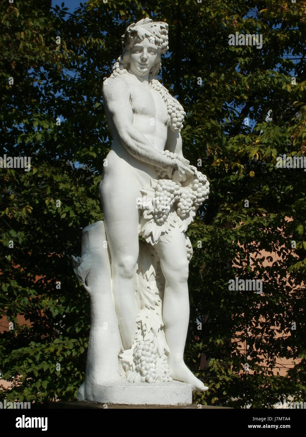 Dieses Bild zeigt Bacchus, den römischen Gott des Weins, aus einer Skulptur in Schwetzingen. Die Skulptur ist Teil des Schlossgartens Schwetzingen, in dem verschiedene klassische mythologische Figuren zu sehen sind. Stockfoto