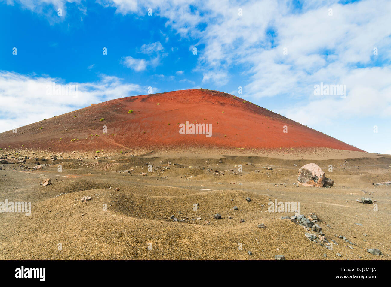 Die rote Schlackenkegel Caldera Colorada in Lanzarote, Spanien mit blauem Himmel. Stockfoto