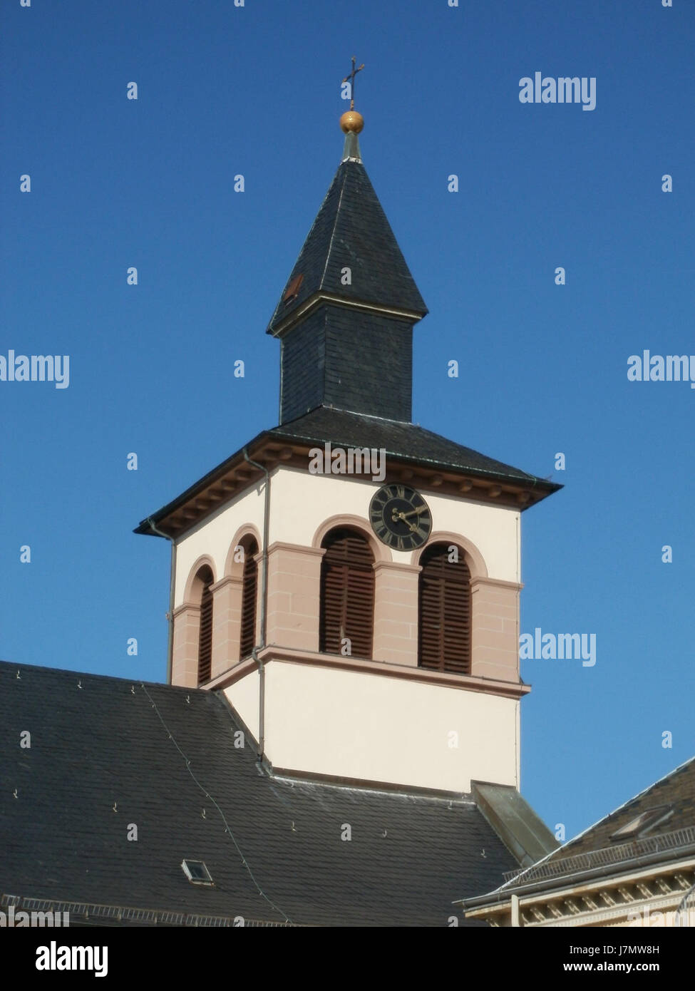 Dieses Foto zeigt die Kirche Oberhausen, eine Kirche in Oberhausen, Deutschland. Das Gebäude weist traditionelle europäische Architektur auf, mit seiner detaillierten faÃ Fassade und dem hohen Turm, der charakteristisch für viele Kirchen in der Region ist. Die Kirche dient als wichtiges kulturelles und religiöses Wahrzeichen der Gemeinde. Stockfoto