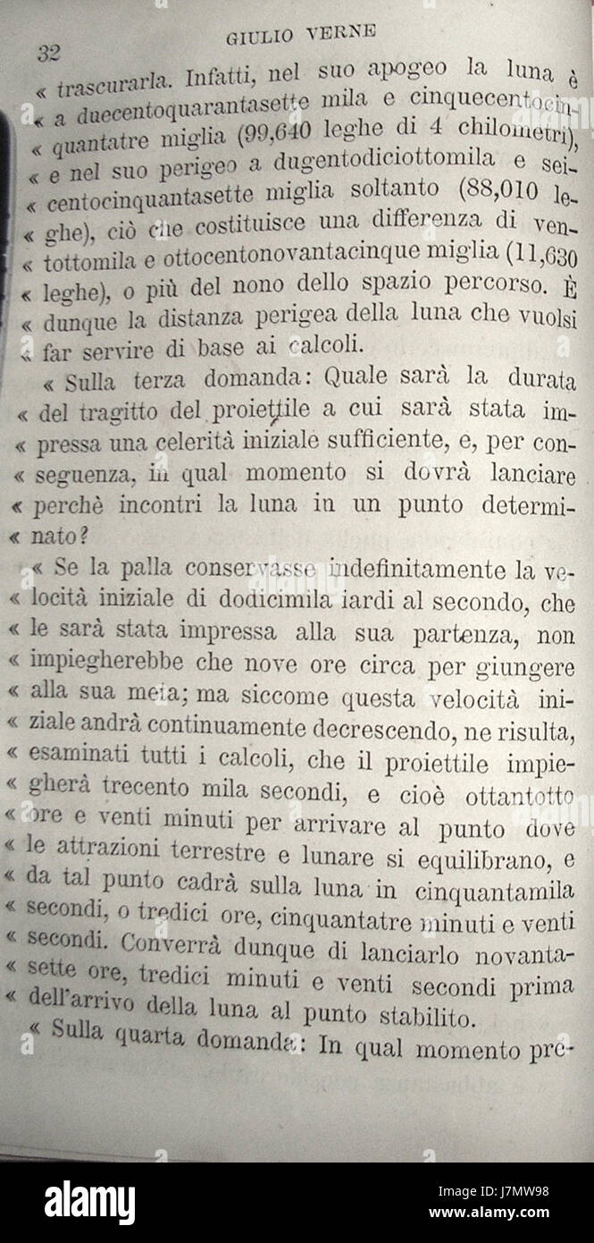 *Dalla Terra alla Luna* ist ein italienisches Werk von Jules Verne, übersetzt als *von der Erde zum Mond*. Dieses Bild bezieht sich wahrscheinlich auf eine Szene oder Illustration aus dem Roman, der die Geschichte einer Reise zum Mond im späten 19. Jahrhundert erzählt. Stockfoto